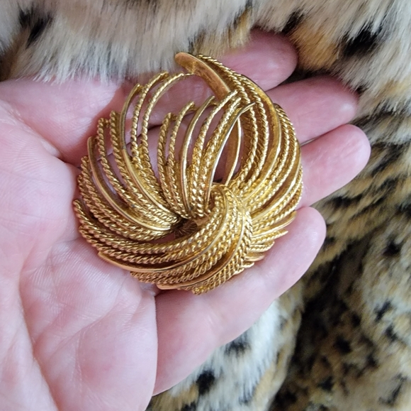 Monet Mirador Fireworks Swirl Goldtone Vintage Brooch Pin - Picture 2 of 7